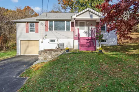 201 Rossway Rd, Pleasant Valley, NY 12569