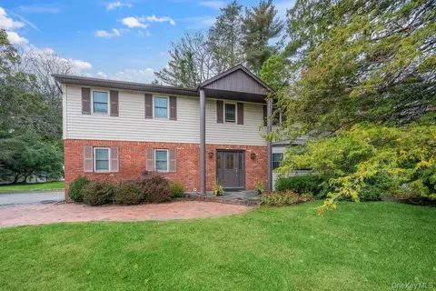3 Aron Dr, Woodbury, NY 11797