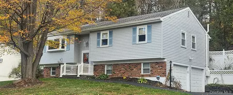 13 Baldwin Dr, Wappinger, NY 12590