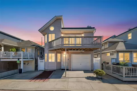 28 Michigan St, Long Beach, NY 11561