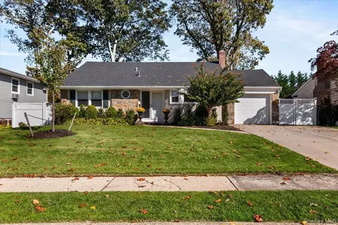 23 Mahan Rd, Old Bethpage, NY 11804