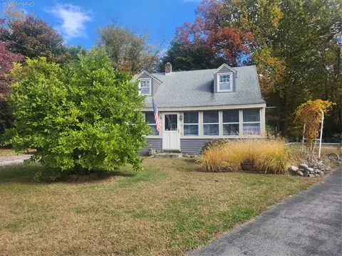 29 Red Barn Rd, Hyde Park, NY 12538