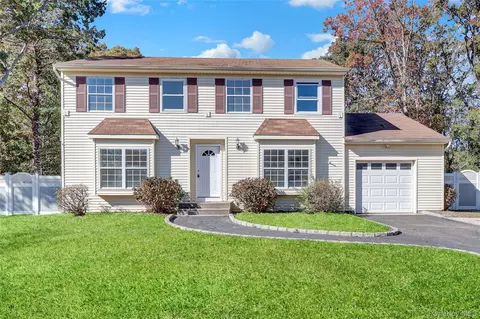 20 Gabon Ln, Coram, NY 11727