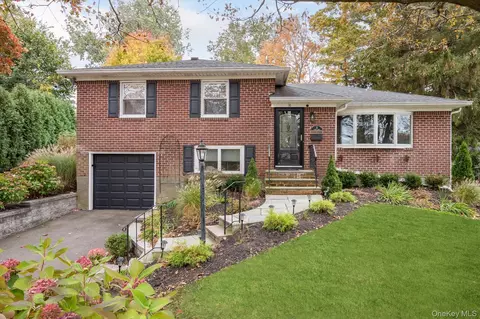31 Louisa Ct, Northport, NY 11768