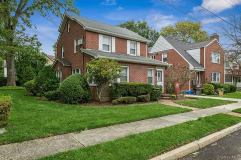 101 W Elder Ave, Floral Park, NY 11001