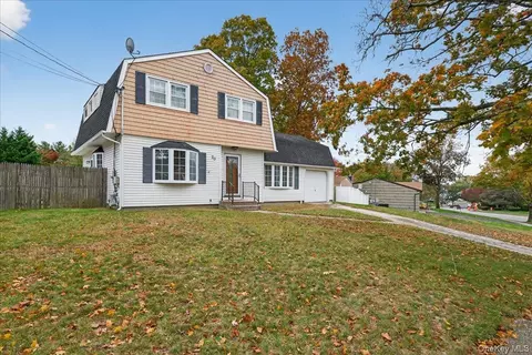 20 Longstreet Dr, Lake Grove, NY 11755