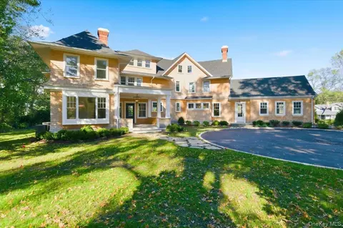 43 Soundview Dr, Huntington, NY 11743