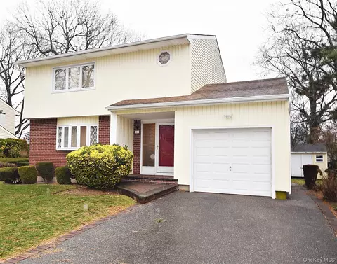 54 Grand St, Massapequa, NY 11758