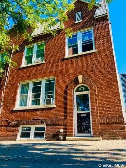 679 E 241st St, New York, NY 10470