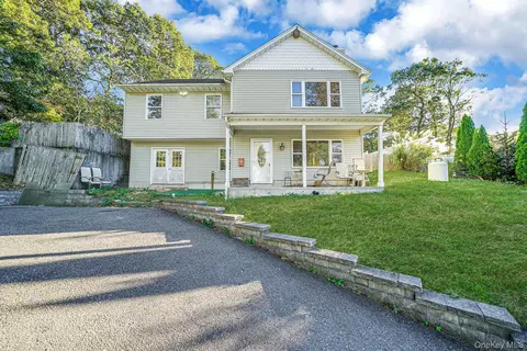 97 Locust Dr, Rocky Point, NY 11778