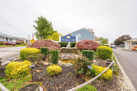 100 Baker Ct #15, Island Park, NY 11558