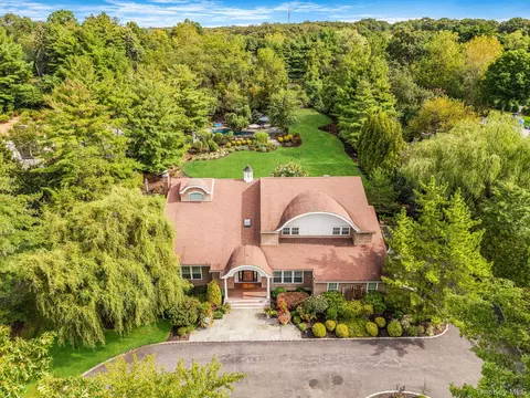 43 Cabriolet Ln, Melville, NY 11747