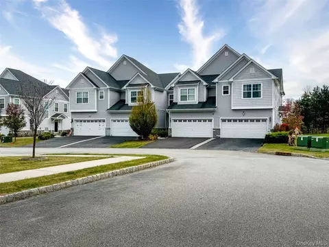 15 Lindentree Ln, Wallkill, NY 10940