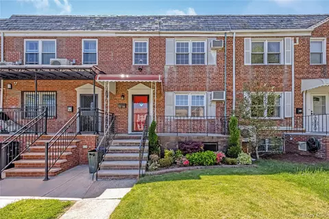 7334 174th St, Fresh Meadows, NY 11366