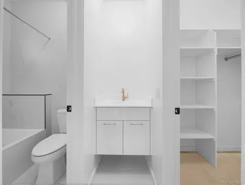 Bath - 22 Johnson St, Ramapo, NY 10977 photo 4 of 7