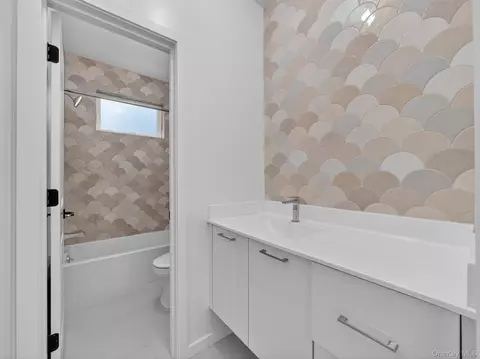 Bath - 22 Johnson St, Ramapo, NY 10977 photo 3 of 7