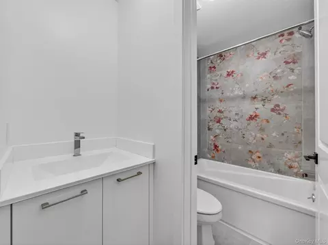 Bath - 22 Johnson St, Ramapo, NY 10977 photo 6 of 7