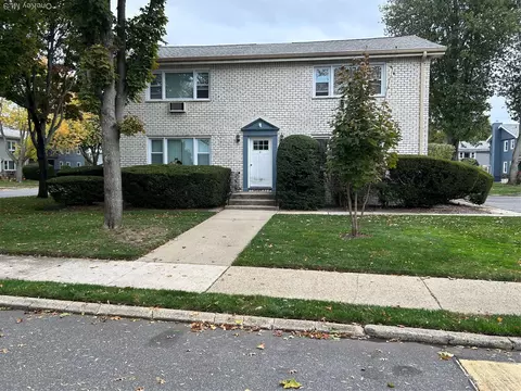 21 Arch Ln #1A, Islip, NY 11751