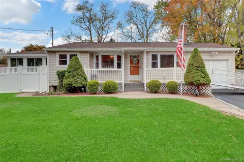 42 S A S Mallard Ave, Brookhaven, NY 11784