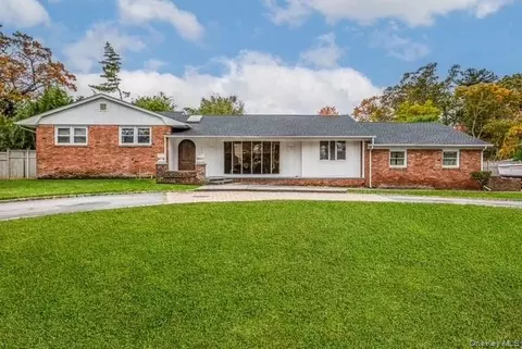 6 Beverly Rd, Oakdale, NY 11769