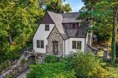 40 Holland Pl, Greenburgh, NY 10530