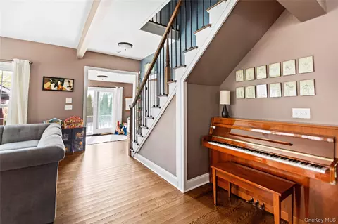 Entry Way - 10 Maple Ave, Patchogue, NY 11772 photo 3 of 5