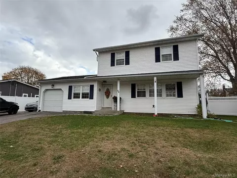 22 Patrician St, Holbrook, NY 11741