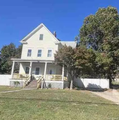 43 Columbia St, Huntington Station, NY 11746