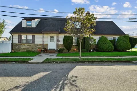 4 E Carpenter St, Valley Stream, NY 11580