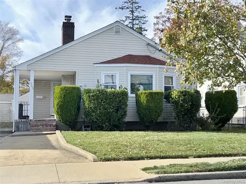 365 Wallace St, Freeport, NY 11520