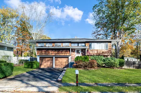 102 Jacqueline Ln, Centereach, NY 11720