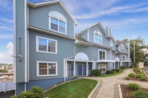 2 Nob Hill Dr, Greenburgh, NY 10523