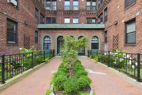 8300 Talbot St #6H, Kew Gardens, NY 11415