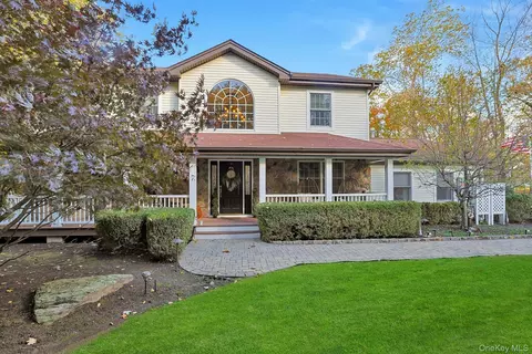 13 Deerfield Dr, Clarkstown, NY 10956
