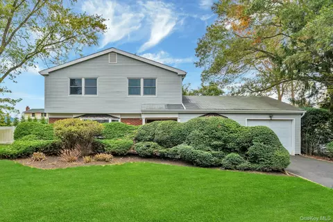 15 Royalston Ln, Centereach, NY 11720