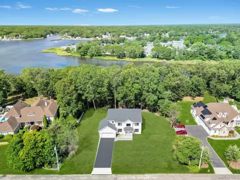 84 W James Hawkins Rd, Moriches, NY 11955