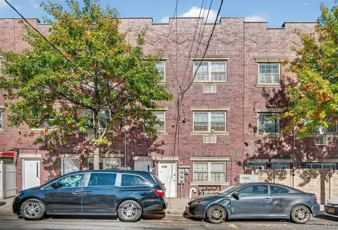 1735 Mansion St, New York, NY 10460