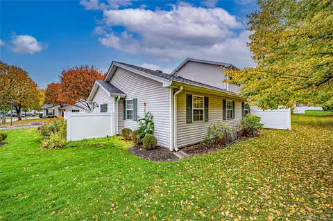 19 Biltmore Cir #19, Huntington Station, NY 11746