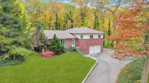 619 Caledonia Rd, Dix Hills, NY 11746