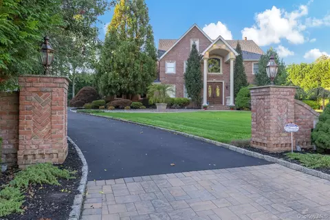 42 Old Neck Ct, Manorville, NY 11949