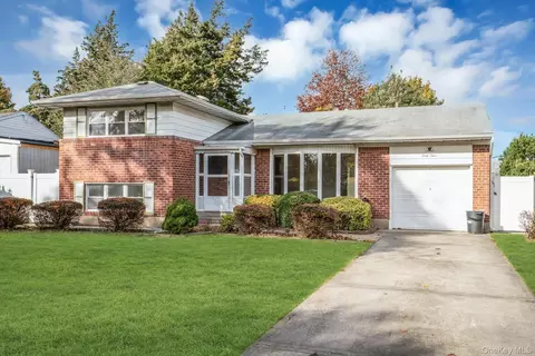 44 Delaware Ave, Commack, NY 11725