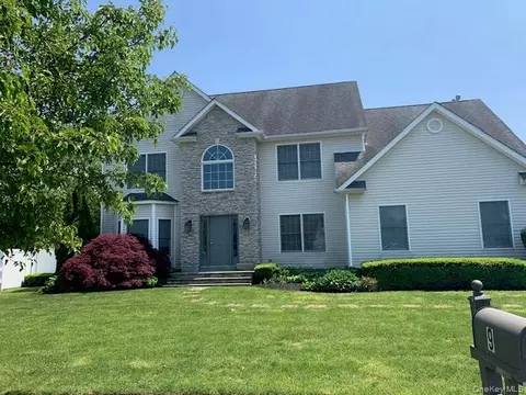 9 Nursery Ct, Huntington, NY 11743