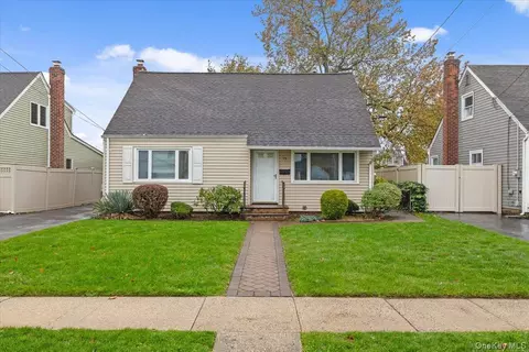 55 Audrey Ave, Plainview, NY 11803