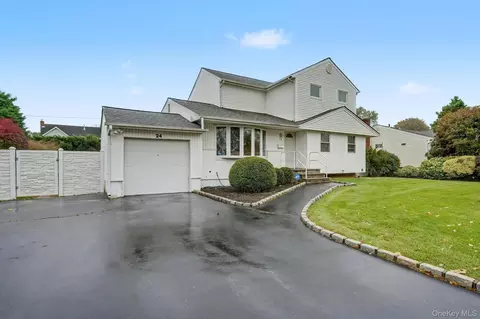 24 Havemeyer Ln, Commack, NY 11725