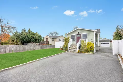21 Ireland Pl, Copiague, NY 11726