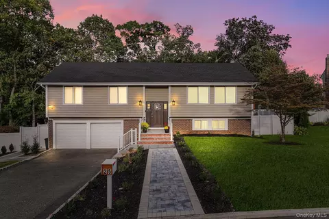25 Hitching Post Ln, Glen Cove, NY 11542