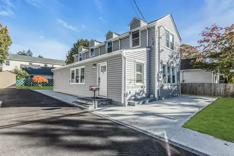 42 13th St, Locust Valley, NY 11560