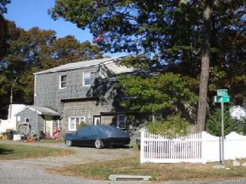 3 Lee Pl, Mastic, NY 11950