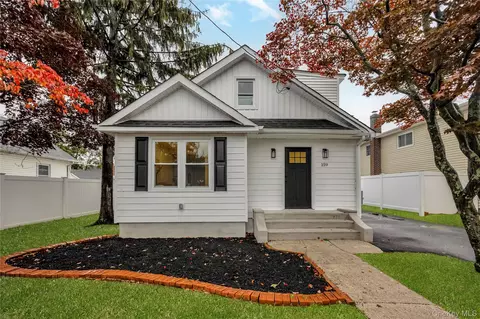 159 35th St, Lindenhurst, NY 11757
