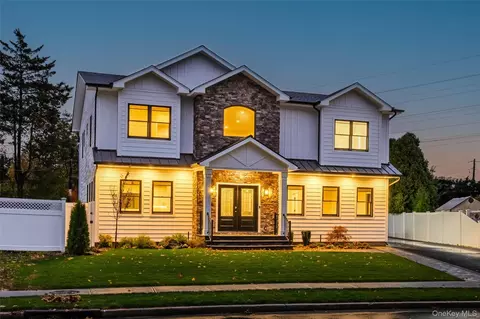 29 Hyacinth Rd, Levittown, NY 11756